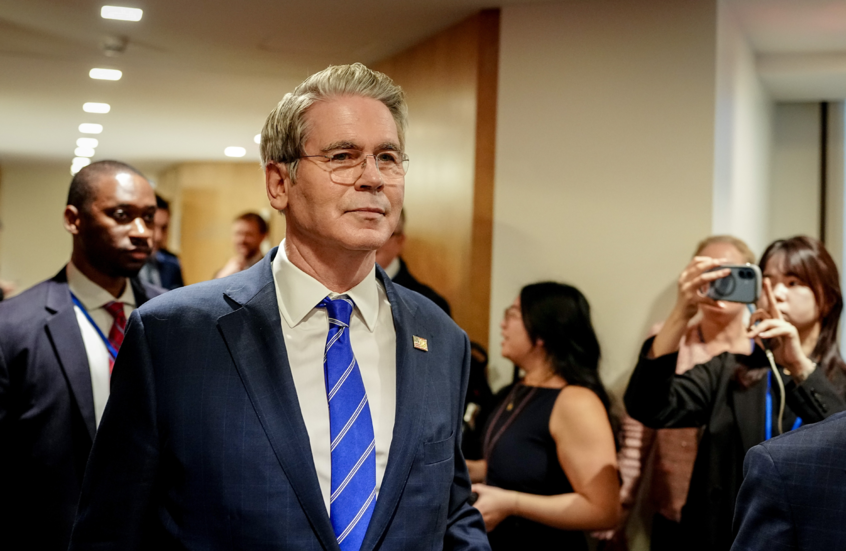 وزير الخزانة الأمريكي يحث سموتريتش على قبول "اتفاق السلام" في غزة