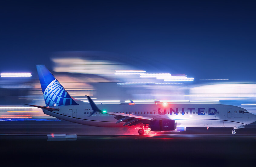 جسم غامض يحطم زجاج طائرة على علو شاهق (صور)