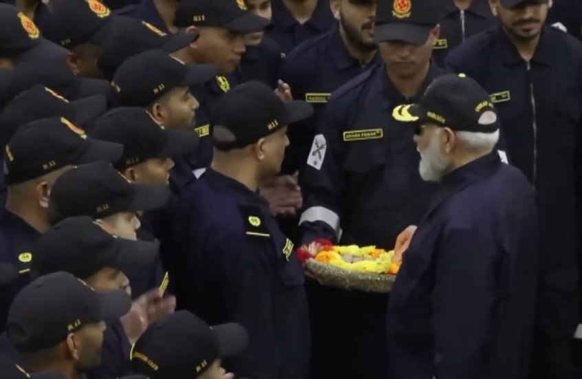 رئيس وزراء الهند يطعم البحارة بيده على متن حاملة الطائرات