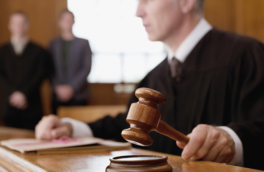 ألمانيا تحاكم خمسة أفراد بتهم القتل والتعذيب في سوريا