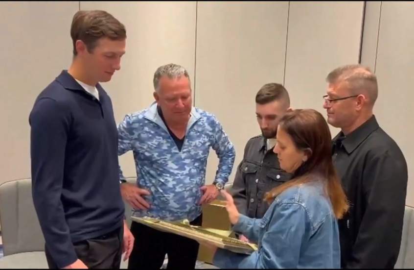 جاريد كوشنر وستيف ويتكوف يلتقيان بالرهائن الإسرائيليين المفرج عنهم وعائلاتهم