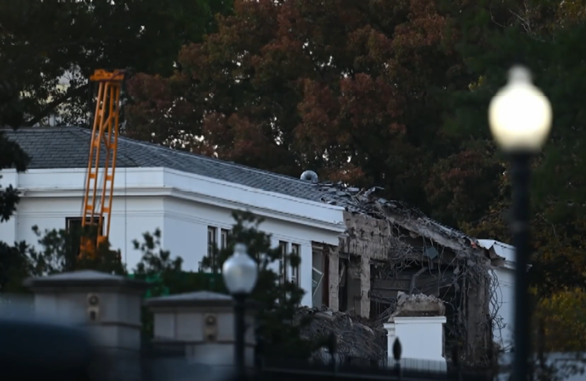 مشاهد لهدم الجناح الشرقي للبيت الأبيض تمهيدا لبناء قاعة ترامب للرقص