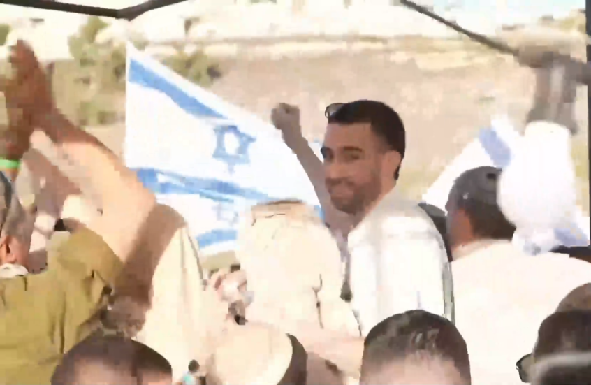 احتفالات حاشدة بعودة الرهينة الإسرائيلي إلى مستوطنة في الضفة الغربية