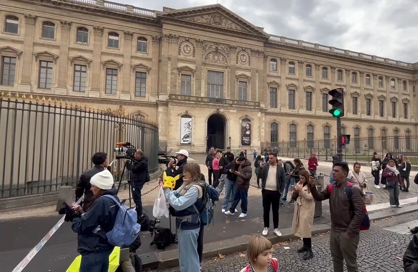 صحيفة: مديرة متحف اللوفر قدمت استقالتها بعد سرقة المتحف وتم رفضها