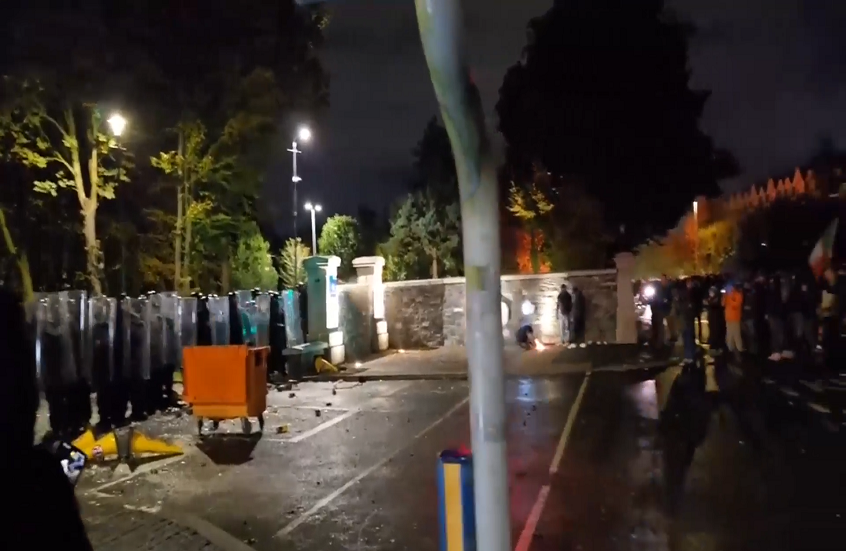 احتجاجات إيرلاندية أمام فندق يأوي طالبي لجوء بدبلن بزعم اغتصاب مهاجر لفتاة (فيديوهات)