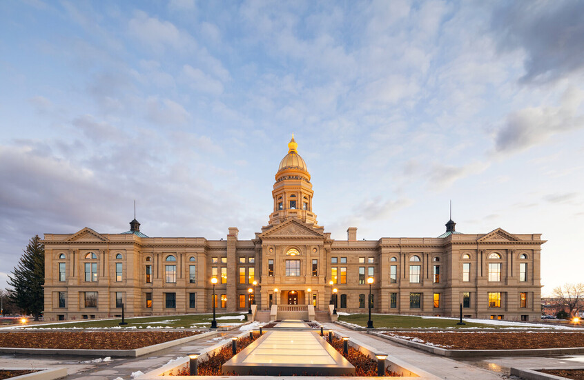 ذعر في الولايات المتحدة.. جسم مشبوه يتسبب بإخلاء مقر الحاكم والبرلمان في وايومنغ