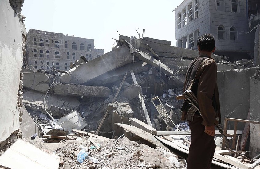 مصادر إسرائيلية تتنبأ بحالة وزير الدفاع بحكومة "أنصار الله" في اليمن