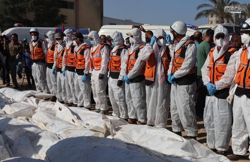 غزة.. صلاة الجنازة على 54 شخصا مجهولي الهوية (صور)