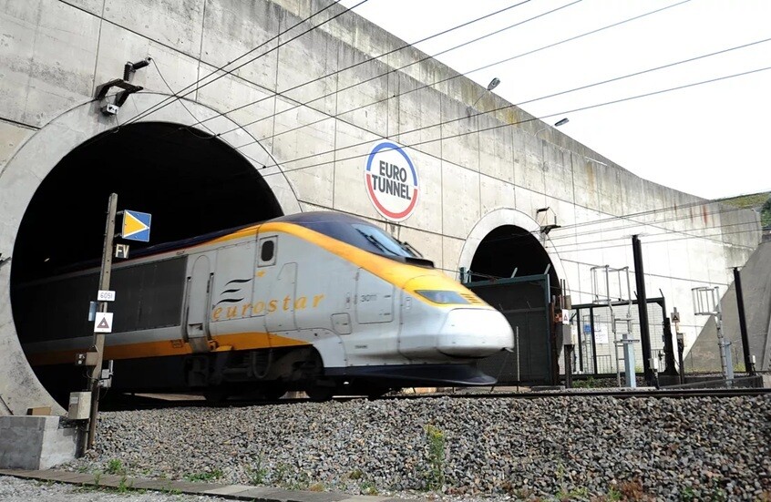 وخرج القطار من الجدار!