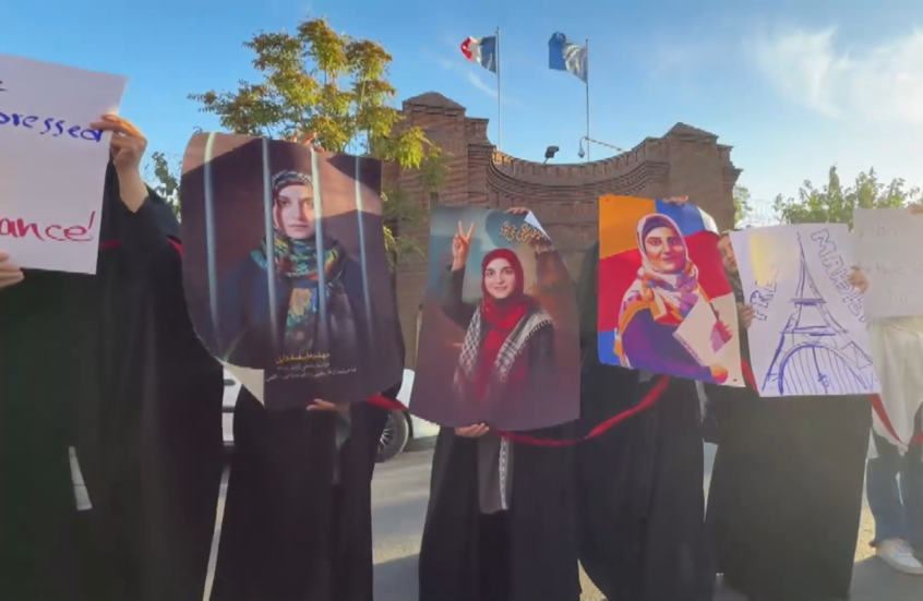 وقفة احتجاجية أمام السفارة الفرنسية في طهران تطالب باريس بإطلاق سراح الإيرانية مهدية إسفندياري