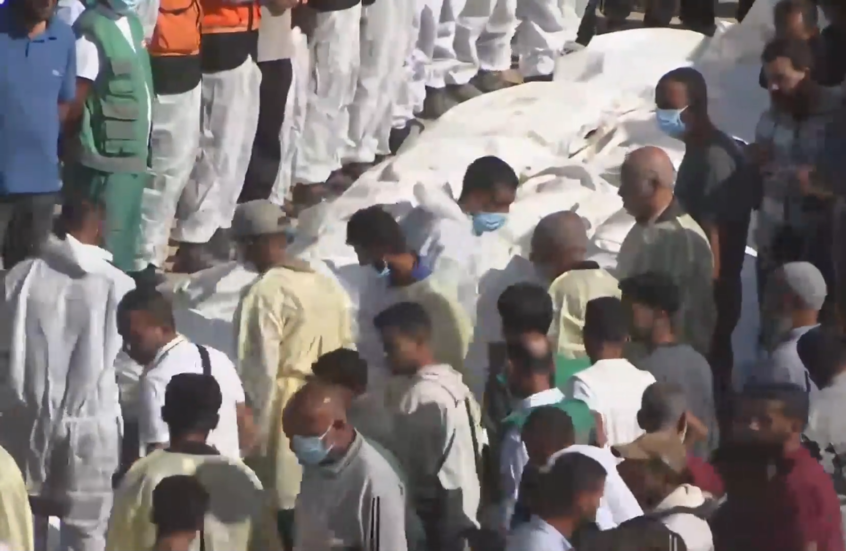 صلاة جنازة أمام مستشفى ناصر في غزة بعد عودة عشرات الجثامين من إسرائيل