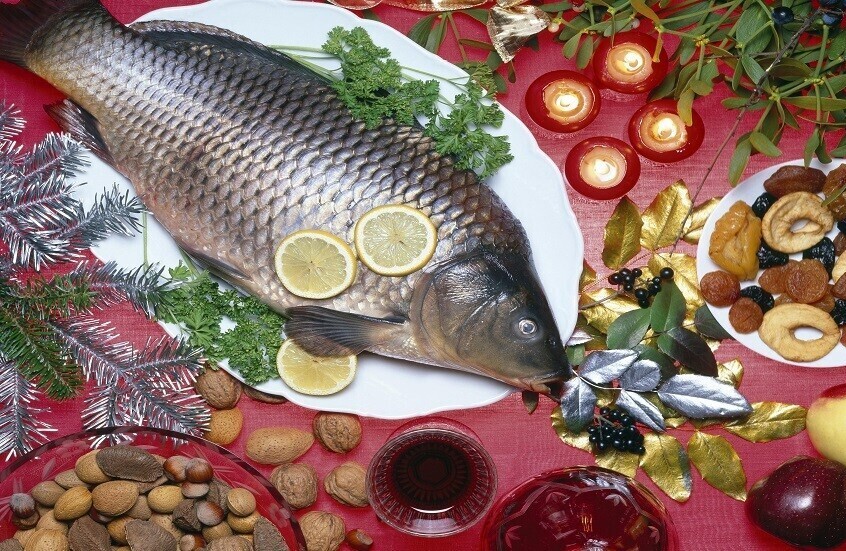 امرأة على حافة الموت بسبب تحضيرها سمكة للعشاء