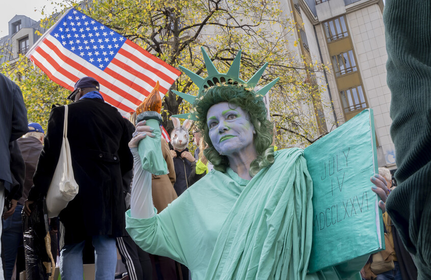 استطلاع: نحو ثلثي الأمريكيين يعتقدون أن البلاد تسير في الاتجاه الخطأ