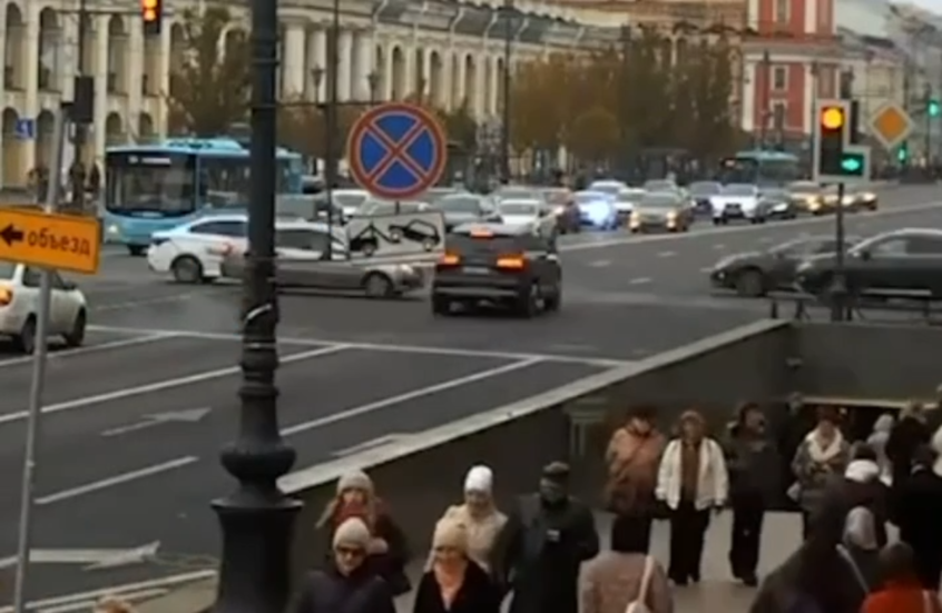 شاهد.. حادث سير مروع بمشاركة 8 سيارات في سانت بطرسبورغ