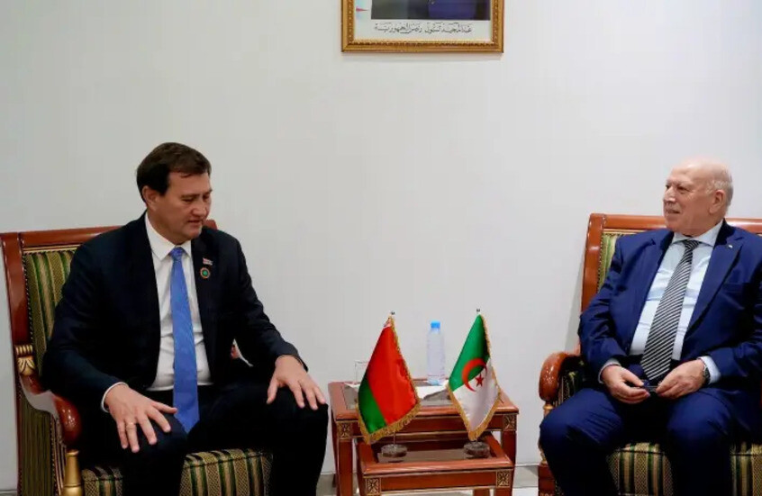 وزير الخارجية البيلاروسي يجري مباحثات مع وزير الصناعة الجزائري