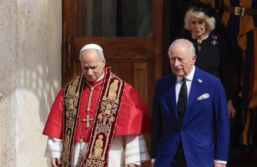 لأول مرة منذ خمسة قرون.. ملك بريطانيا وبابا الفاتيكان يصليان معا (فيديو)