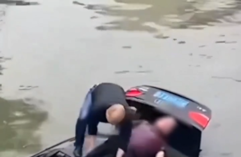 رجل صيني شجاع  ينقذ سائقا من الموت داخل سيارة عالقة في نهر
