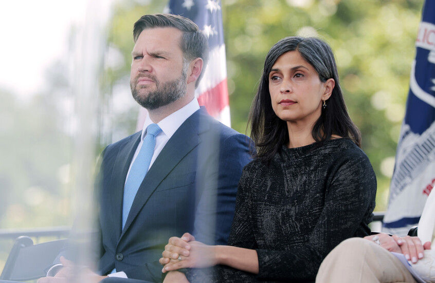 هجوم شخصي من  متحدثة سابقة باسم البيت الأبيض يُغضب نائب الرئيس الأمريكي