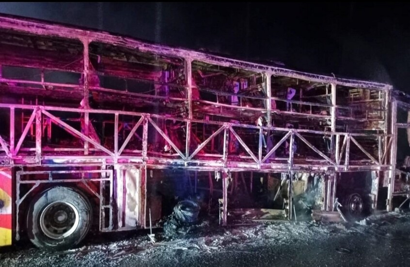 الهند.. دراجة نارية تشعل حريقا يلتهم حافلة ويتسبب بمقتل 20 راكبا (فيديو+صور)