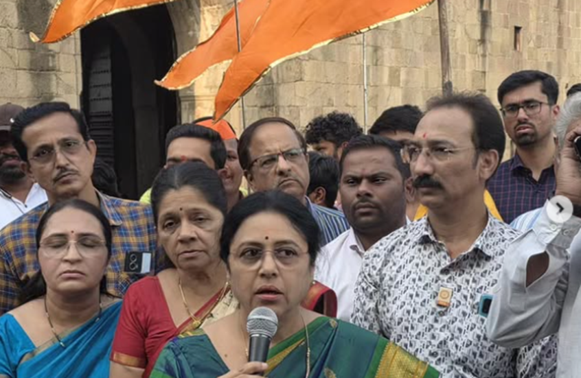 نائبة هندية "تطهر" موقع صلاة للمسلمين بروث البقر.. والغضب يتصاعد! (فيديو)