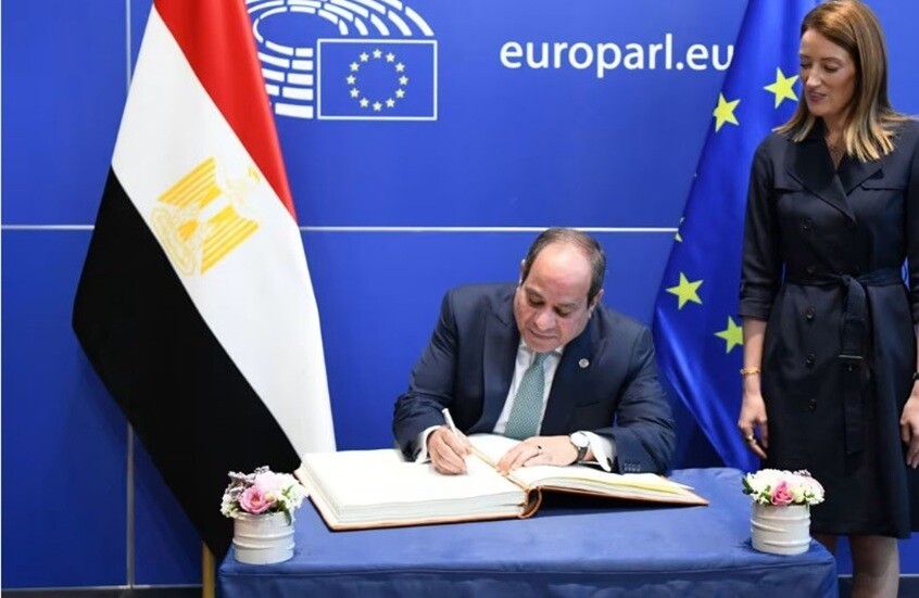 مصر.. نشطاء يتداولون رسالة بخط يد السيسي اللافت (صور)