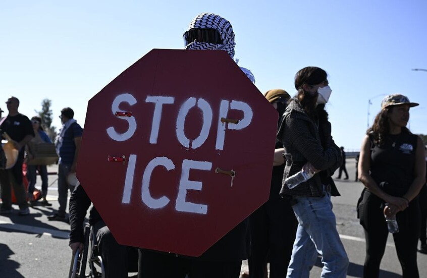 العدل الأمريكية تحذر كاليفورنيا من "مؤامرة إجرامية" لاعتقال عناصر الهجرة الفيدراليين