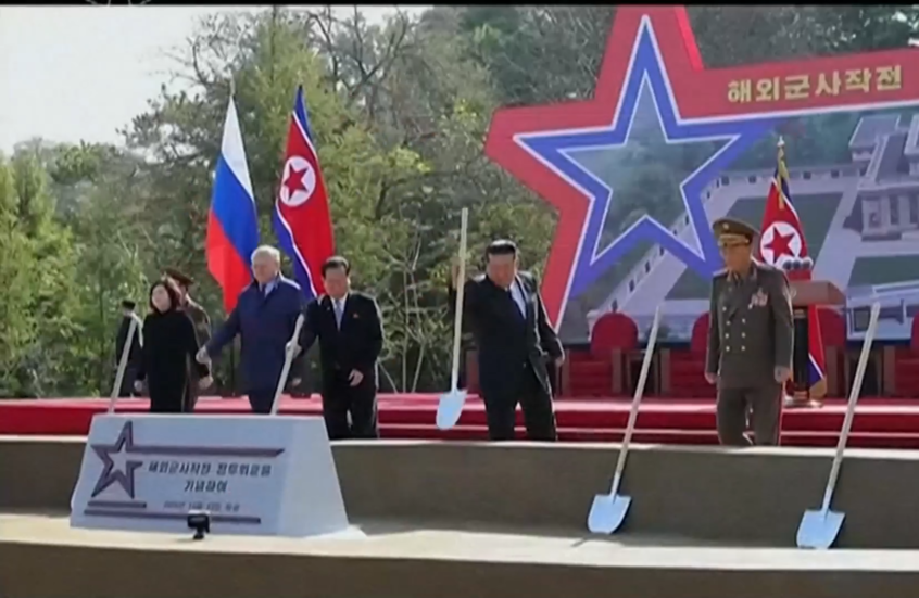 كيم جونغ أون يحضر حفل وضع حجر الأساس لمتحف تذكاري تكريما لجنود شاركوا في تحرير مقاطعة كورسك الروسية