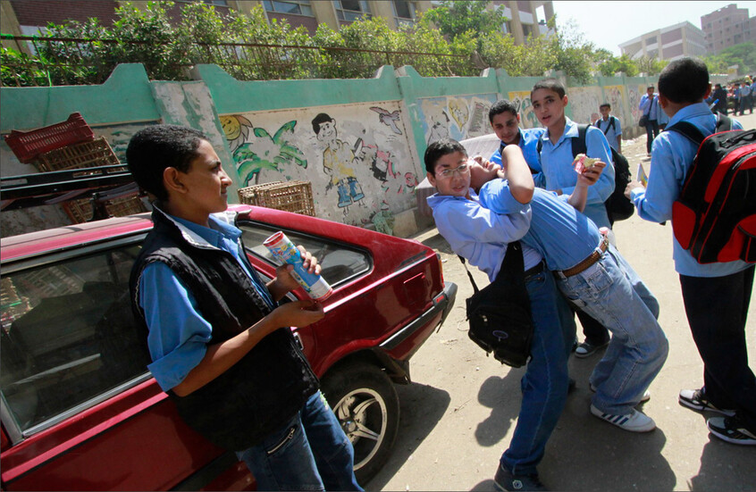 "هوس المشاهدات يتحوّل إلى مأساة... لعبة الموت تعود إلى المدارس المصرية!