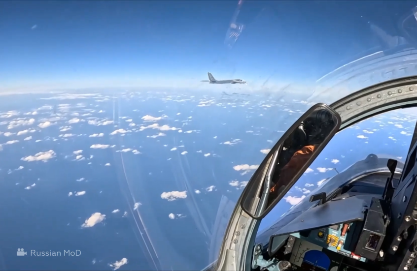 قاذفات استراتيجية روسية تنفذ طلعة طويلة برفقة مقاتلات فوق بحر اليابان