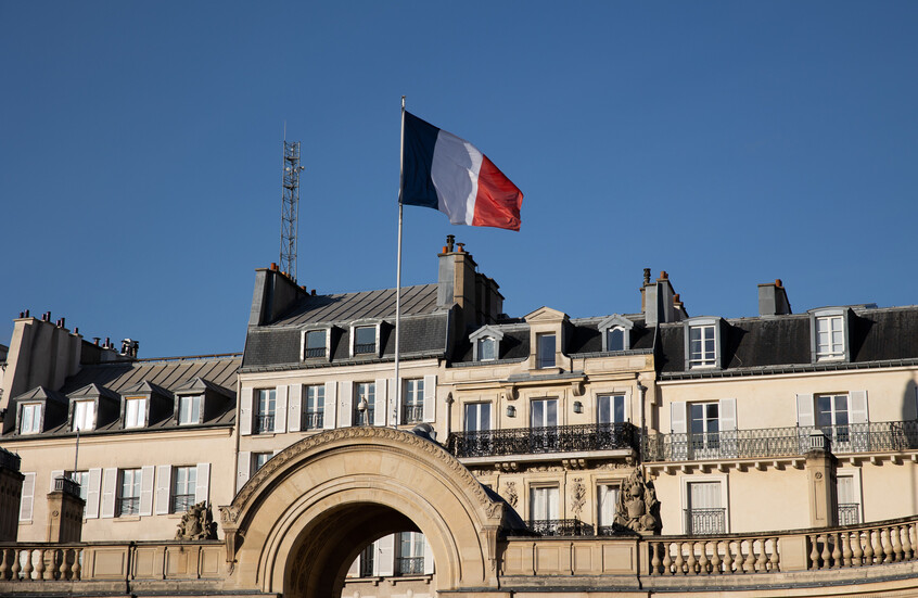 وزير الداخلية الفرنسي يثير جدلا واسعا بأرقام متناقضة حول أعداد المهاجرين غير الشرعيين