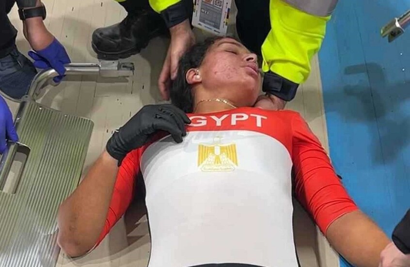 شاهد.. لحظة سقوط الدراجة المصرية ابتسام زايد ونقلها إلى المستشفى