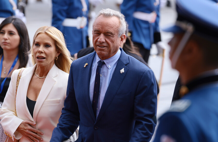 زوجة وزير الصحة الأمريكي تفتح النار على كاتبة صحفية شهيرة بسبب "فضيحة الرسائل الجنسية"