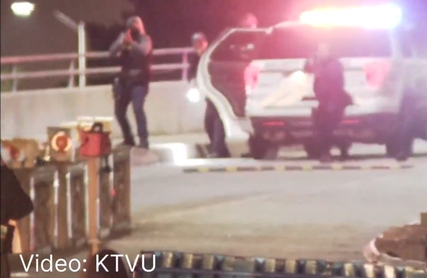 لحظة إطلاق النار على شاحنة حاولت دخول قاعدة لخفر السواحل الأمريكية