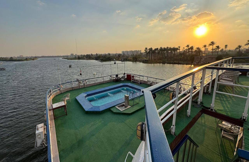 مصر.. اصطدام باخرة نيلية بكوبري وانهيار أجزاء منه