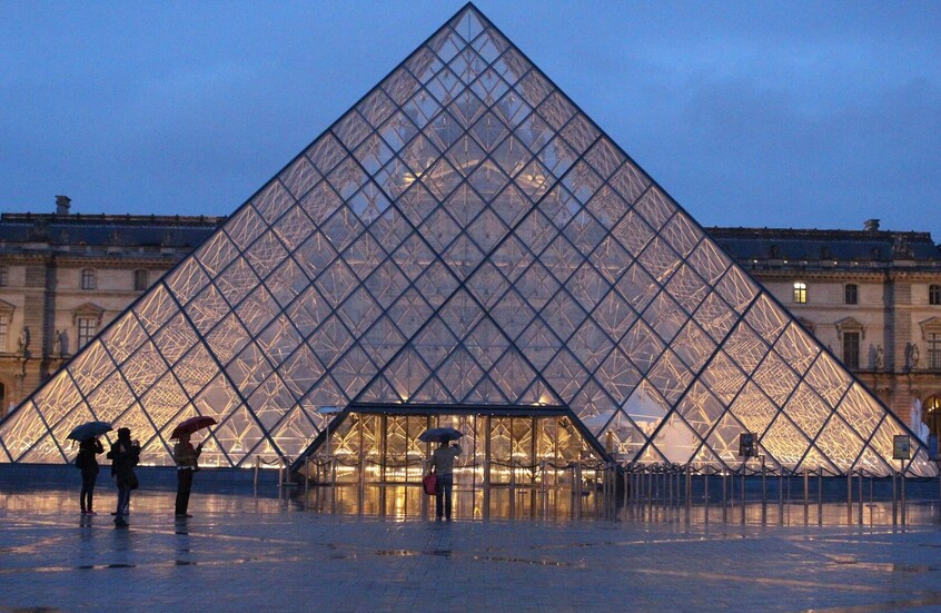 باريس.. متحف اللوفر ينقل بعض مجوهراته إلى خزائن البنك المركزي الفرنسي