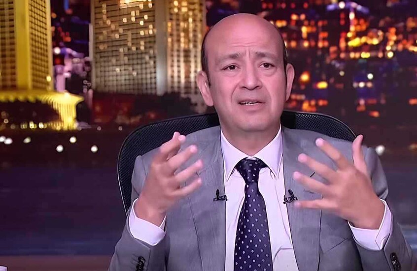 عمرو أديب يسخر من أخبار انتقال محمد صلاح إلى الأهلي المصري (فيديو)