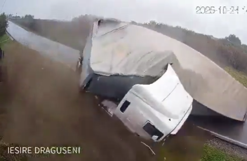 شاحنة تسحق سيارة بحادث سير مروع في رومانيا
