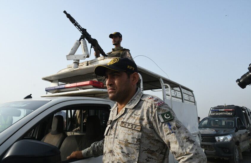 باكستان تحذر من