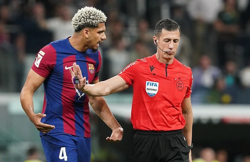 رسميا.. الكشف عن حكم مباراة "الكلاسيكو" بين ريال مدريد وبرشلونة