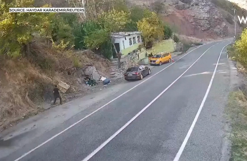 لحظات ذعر جراء انهيار صخري في تركيا ونجاة شخصين بأعجوبة