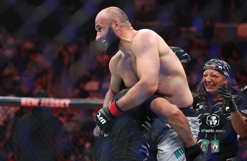 شاهد.. مقاتل روسي يسقط منافسه بالضربة الفنية القاضية