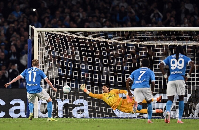 نابولي يهزم إنتر ميلان ويعتلي صدارة "الكالتشيو"