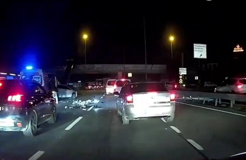 لحظات رعب في شوارع إسطنبول.. سيارة إسعاف تدهس سائق دراجة نارية بعد أن قذفته سيارة أخرى! (فيديو)