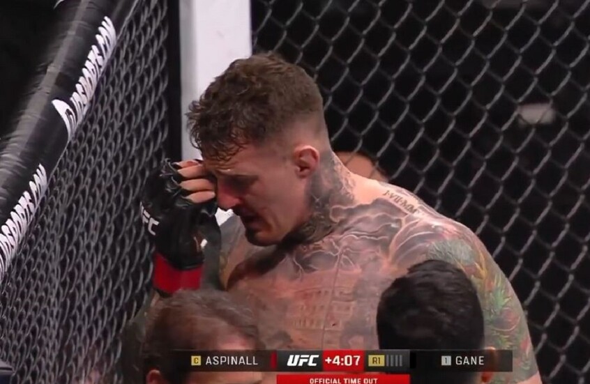 مقاتل كاد أن يقلع عين خصمه (فيديو)