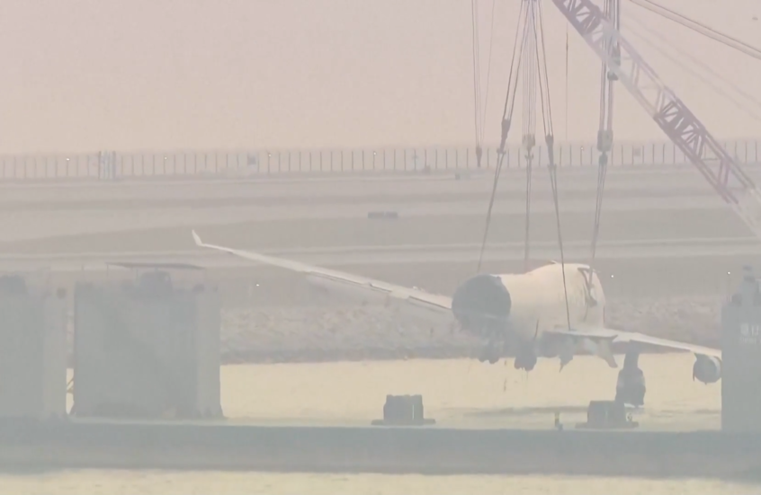 انتشال حطام طائرة من مياه هونغ كونغ بعد تحطمها