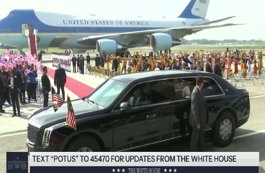 ترامب يغادر ماليزيا إلى اليابان بعد مراسم وداع مميزة في مطار كوالالمبور (فيديوهات)