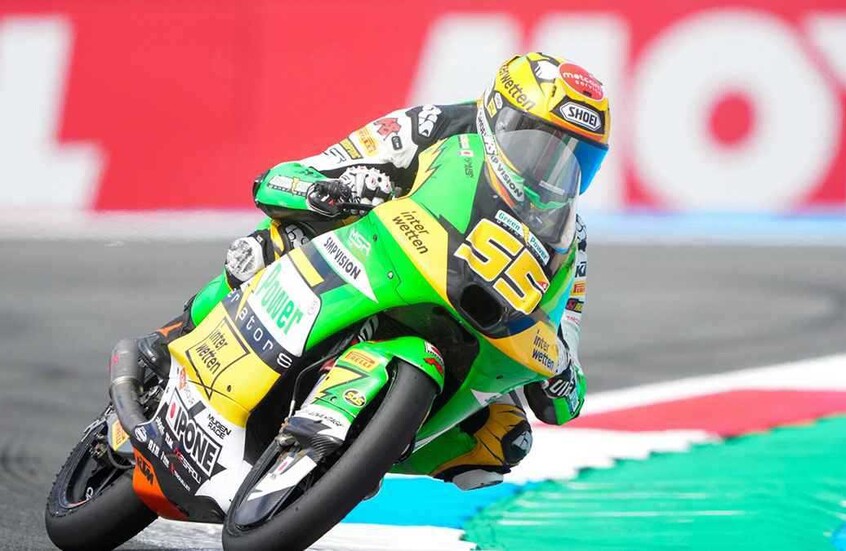 متسابق للدراجات النارية يتعرض لحادث مروع (فيديو)