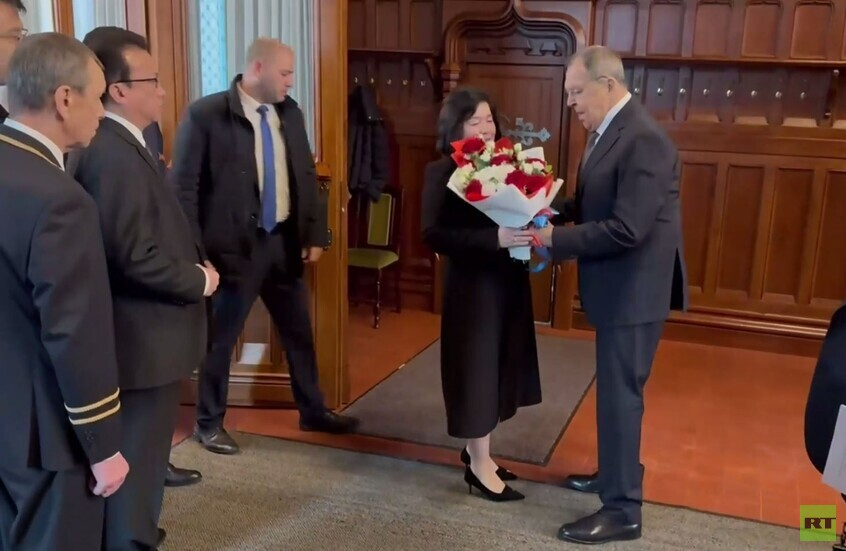 سيرغي لافروف يقدم الزهور لنظيرته من كوريا الشمالية