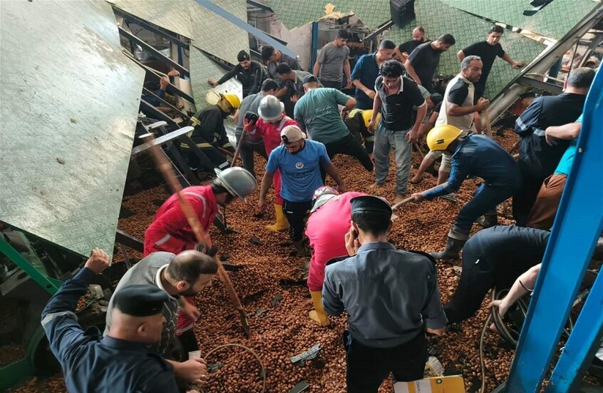 إنقاذ 4 عمال طمرتهم أطنان من التمور في العراق (صور)