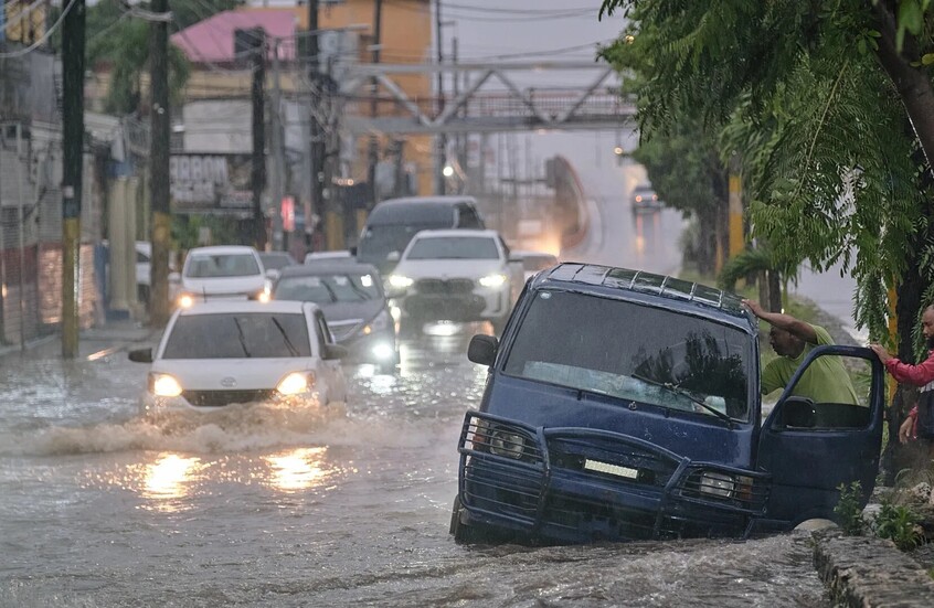 وزارة الحرب الأمريكية تُجلي نحو ألف شخص من قاعدتها في غوانتانامو بسبب اقتراب "ميليسا"